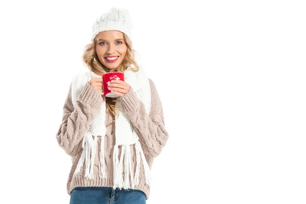 Schöne Lächelnde Frau Winter Outfit Mit Tasse Und Heißgetränk Isoliert — Stockfoto
