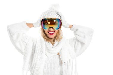 Eller sıcak örme giysiler ile neşeli kadın başına izole üzerinde beyaz gülümseyen
