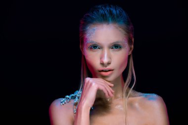 Siyah izole kamera bakarak çekici genç kış kraliçe