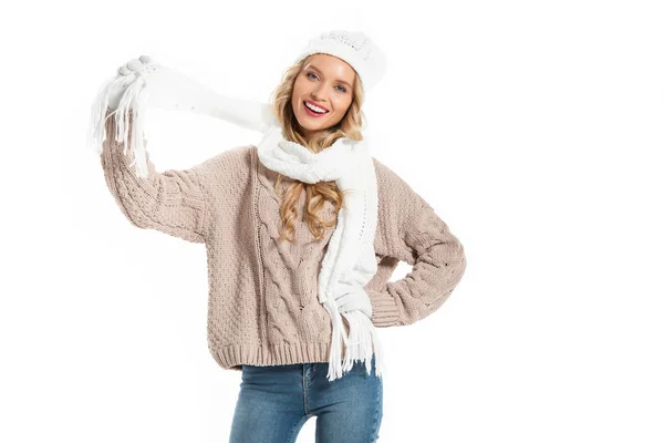 Ελκυστική Νεαρή Γυναίκα Στο Θερμό Πλεκτά Ρούχα Χαμογελώντας Απομονωθεί Λευκό — Φωτογραφία Αρχείου