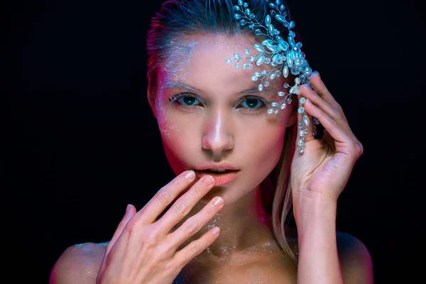 Mulher Atraente Com Floco Neve Decorativo Criativo Compõem Tocando Lábios — Fotografia de Stock