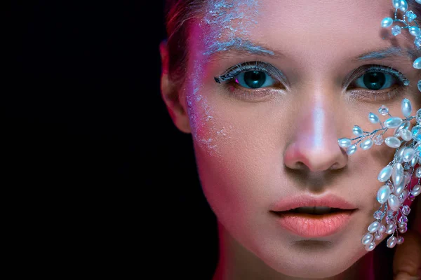 Primer Plano Mujer Retrato Con Invierno Maquillaje Aislado Negro — Foto de Stock