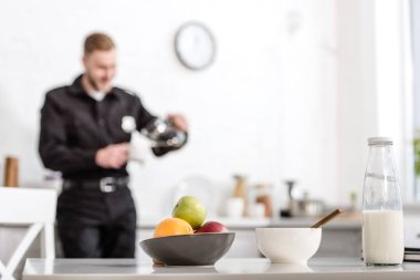 süt şişesi, kase meyve mutfak masası ve arka plan, polis memuru