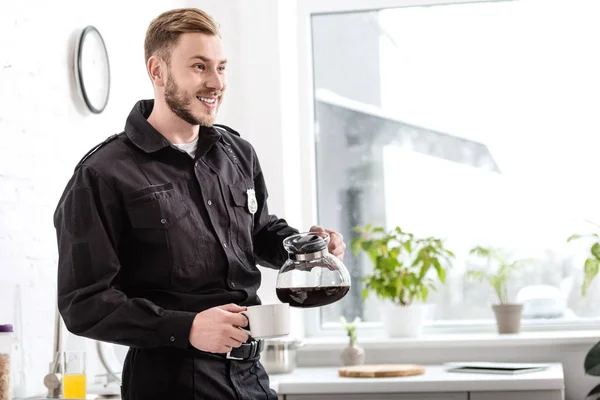 Glimlachende Man Politie Uniform Gieten Koffie Beker Uit Ketel Buurt — Stockfoto