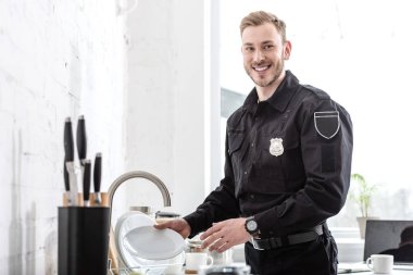 Yakışıklı polis memuru mutfakta bulaşık