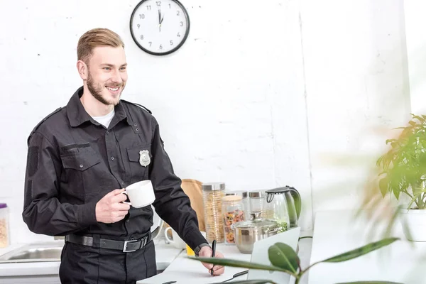 Bell Uomo Uniforme Della Polizia Che Beve Caffè Cucina — Foto stock gratuita