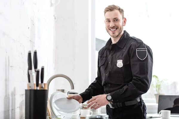 Bello Agente Polizia Che Lava Piatti Cucina — Foto Stock