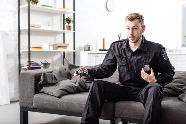 Surprised Police Officer Sitting Couch Gamepad Playing Video Game — Stock Photo, Image