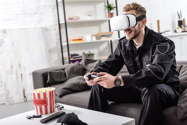 Полицейский Гарнитурой Виртуальной Реальности Голове Держащий Геймплей Сидящий Диване Играющий — Бесплатное стоковое фото