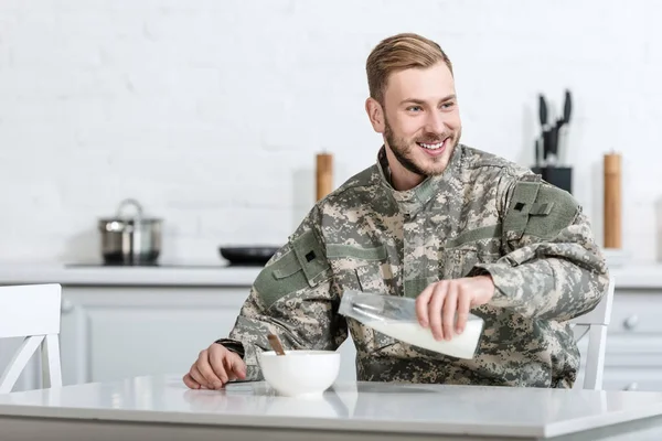 Bonito Militar Derramando Leite Tigela Com Flocos Milho Manhã — Fotografia de Stock