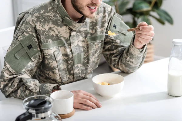 Vista Recortada Del Hombre Uniforme Camuflaje Desayunando Por Mañana — Foto de Stock