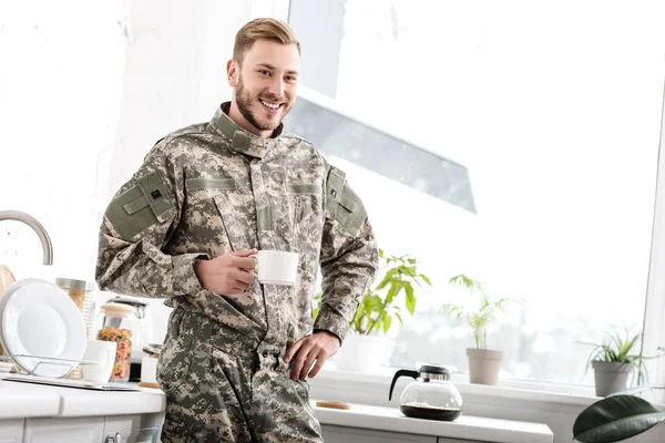 Soldado Del Ejército Sonriente Sosteniendo Taza Café Cocina — Foto de Stock