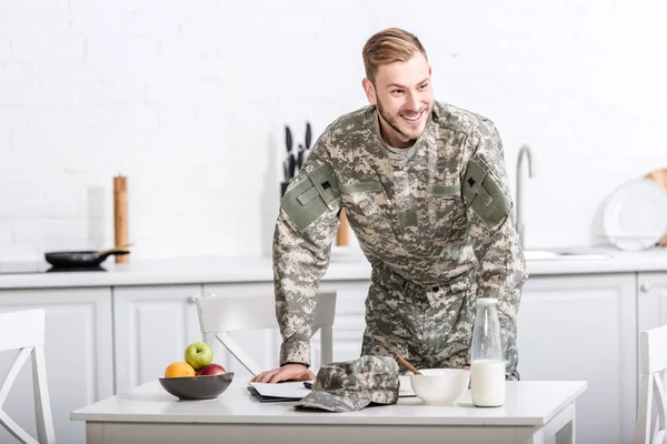 朝食の台所のテーブルで陸軍兵士 — ストック写真