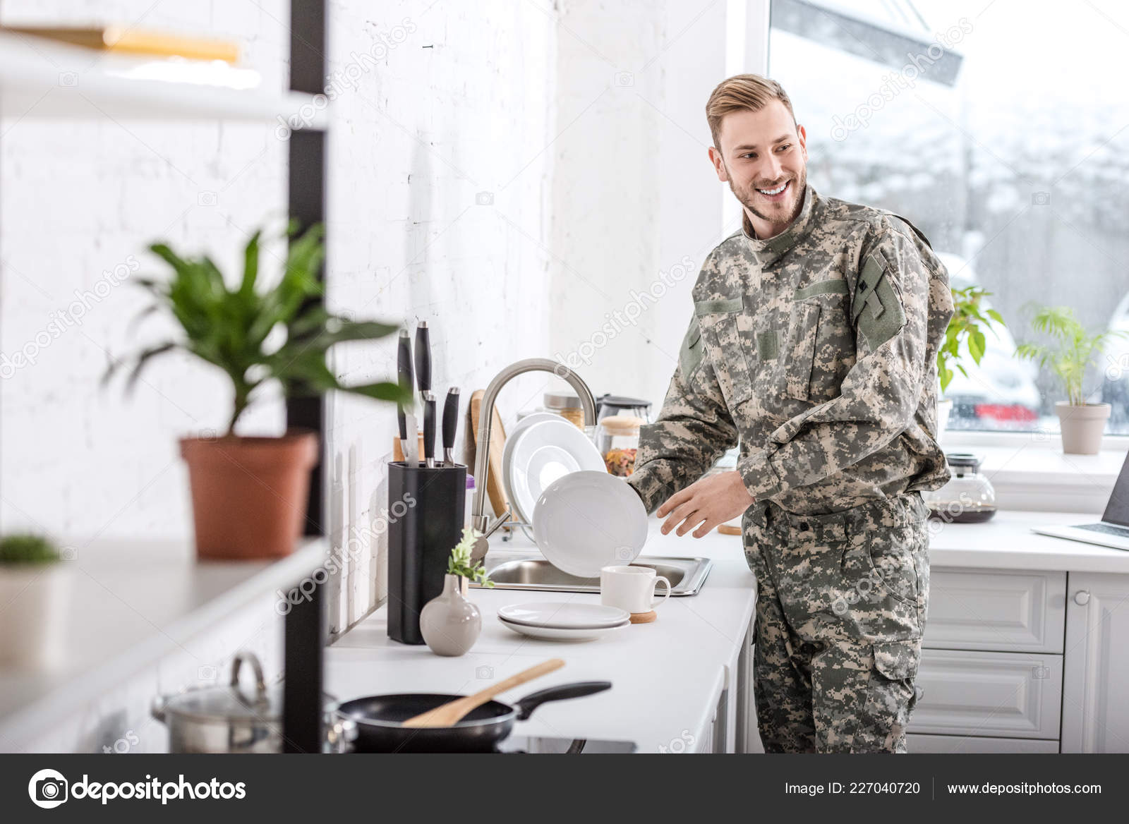Soldat Souriant L'armée Nettoyer Vaisselle Dans Cuisine image