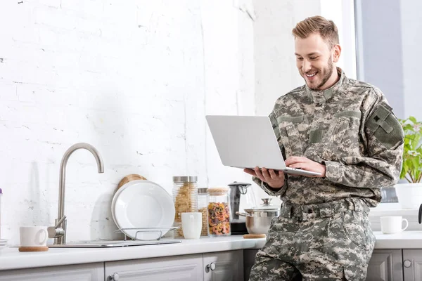 Handsome Army Soldier Uniform Using Laptop Kitchen — Stock Photo, Image