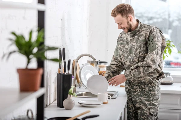 Army Soldier Cleaning Dishes Kitchen — Stock Photo, Image