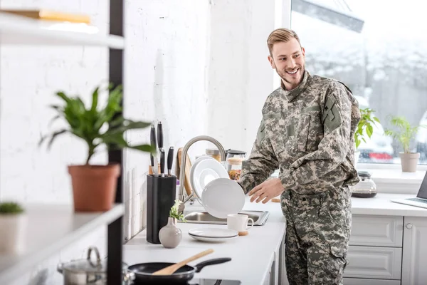 Soldado Exército Sorridente Limpando Pratos Cozinha — Fotografia de Stock Grátis