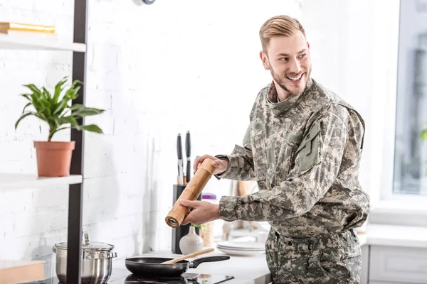 Armésoldat Använder Pepper Pot Medan Matlagning Köket — Gratis stockfoto