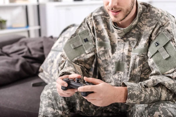 Oříznutý Pohled Vojáka Armády Sedí Gauči Doma Hrát Video Hry — Stock fotografie