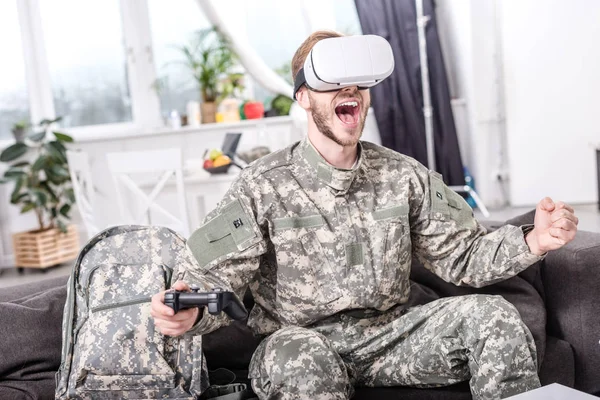 Soldat Excité Dans Casque Réalité Virtuelle Jouant Jeu Vidéo Sur — Photo