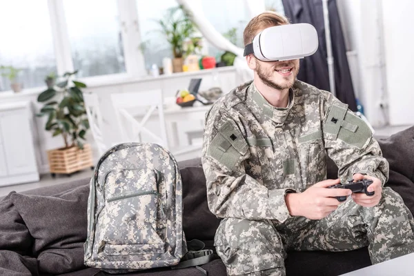 Smiling Soldier Virtual Reality Headset Playing Video Game Couch — Free Stock Photo