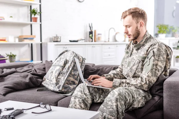 Soldado Del Ejército Enfocado Usando Ordenador Portátil Sofá Casa — Foto de Stock