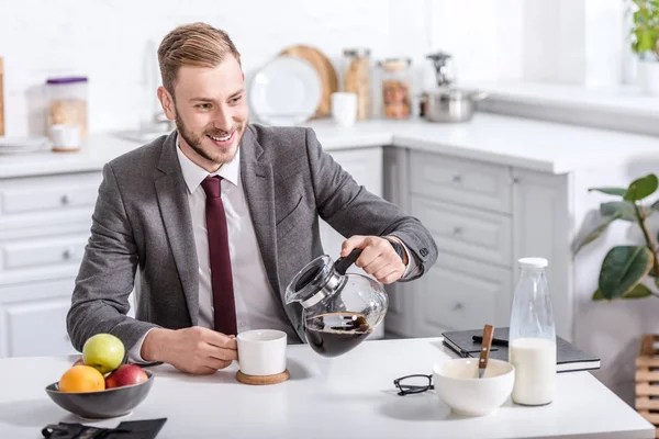 Schöner Geschäftsmann Gießt Filterkaffee Tasse Küchentisch Ein — kostenloses Stockfoto