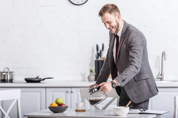 Sonriente Hombre Negocios Verter Café Filtrado Taza Cocina — Foto de Stock