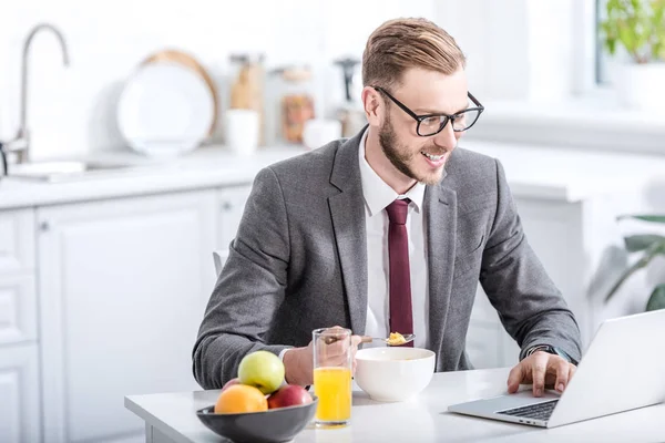 Affärsman Som Arbetar Bärbar Dator Medan Äter Frukost Köket — Stockfoto