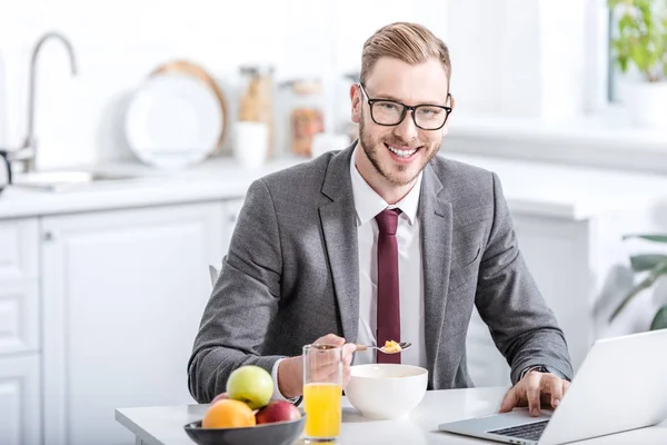 Zakenman Bezig Met Laptop Terwijl Het Eten Van Ontbijt Keuken — Stockfoto