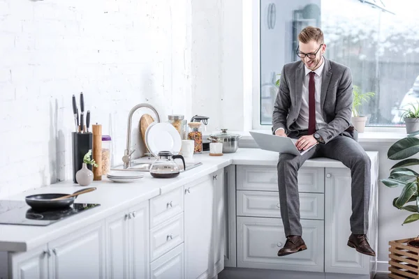 Uomo Affari Che Lavora Laptop Cucina Casa — Foto Stock