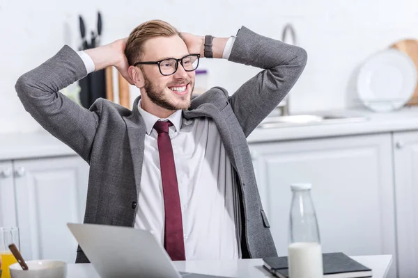 Ler Affärsman Med Händerna Huvudet Sitter Vid Köksbordet Och Använder — Stockfoto