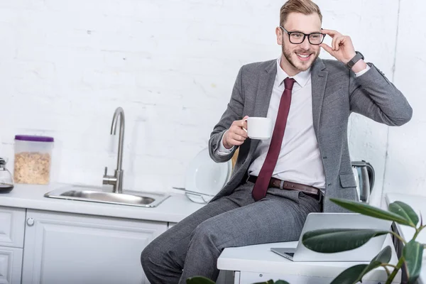 Uomo Affari Sorridente Bicchieri Seduto Sul Piano Lavoro Bere Caffè — Foto Stock