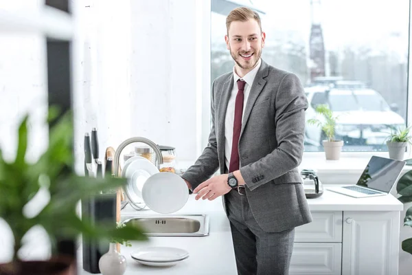 Homme Affaires Souriant Lavant Vaisselle Dans Cuisine Maison — Photo