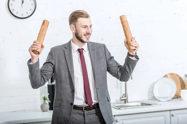 Smiling Excited Businessman Holding Pepper Pots Getting Ready Cook Kitchen — Free Stock Photo