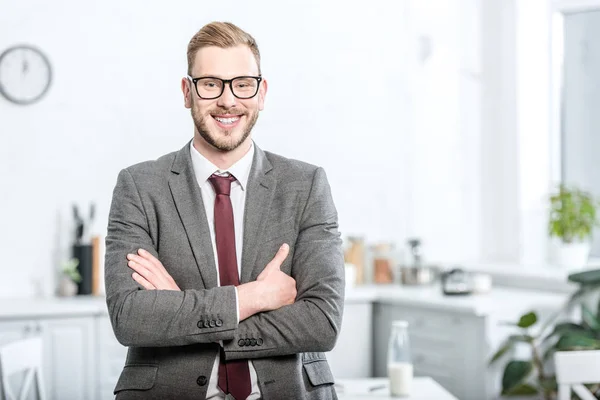 Kjekk Forretningsmann Briller Med Korslagte Armer Som Ser Kamera – stockfoto