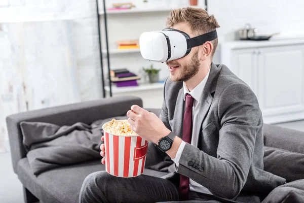 Бизнесмен Диване Наушниках Виртуальной Реальности Смотрит Кино Ест Попкорн — Бесплатное стоковое фото