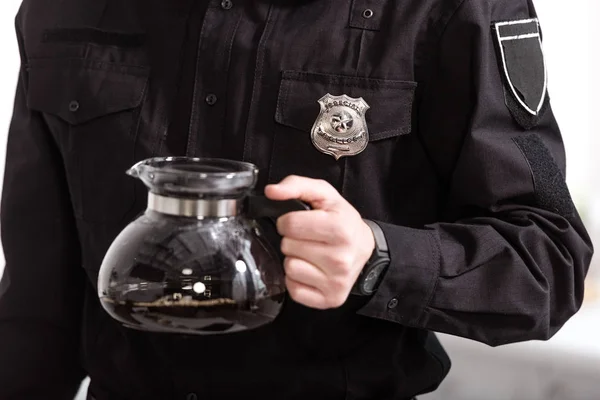 Vista Cortada Policial Segurando Panela Vidro Café Quente Filtrado — Fotografia de Stock Grátis