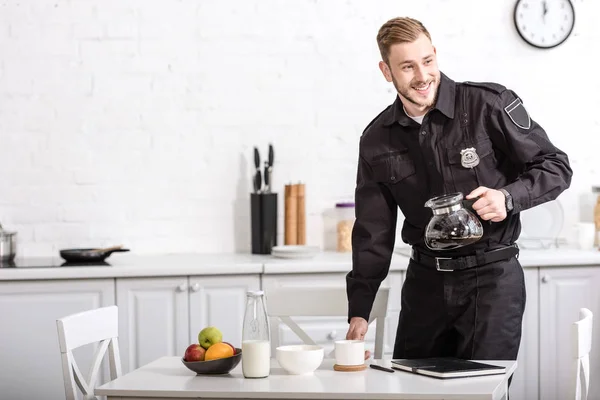 Sonriente Guapo Policía Sosteniendo Vaso Café Filtrado Hora Del Desayuno — Foto de Stock