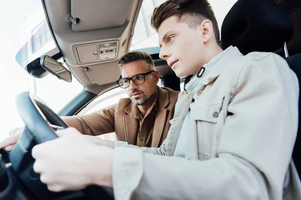 Low Angle View Stressed Teen Learning Driving Car Father Looking — Stock Photo, Image