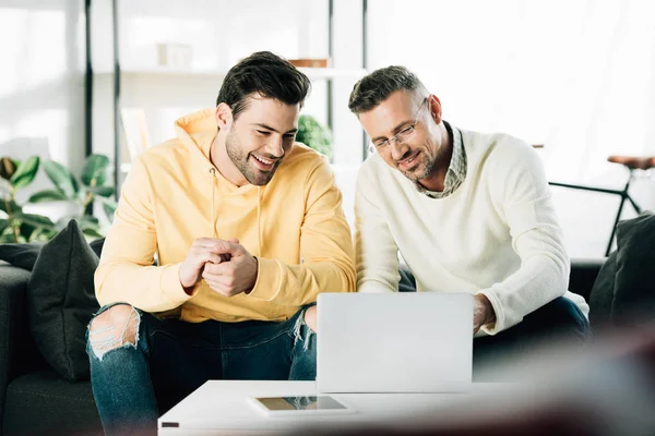 Smiling Son Mature Father Using Laptop Sofa Home — Stock Photo, Image