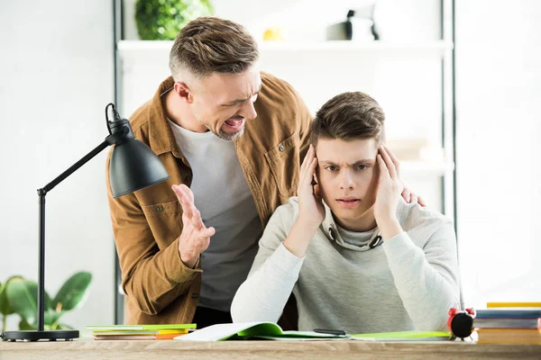 Angry Father Screaming Teen Son Boy Covering Ears — Stock Photo, Image