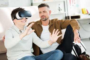 genç oğlu ile sanal gerçeklik mezartaşı evde bir şey izlerken bakıyorsun baba