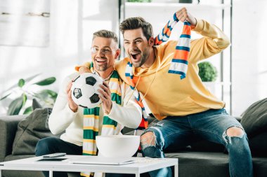 heyecanlı oğlu ve futbol izliyor ve evde çığlık tulum ile Olgun Baba