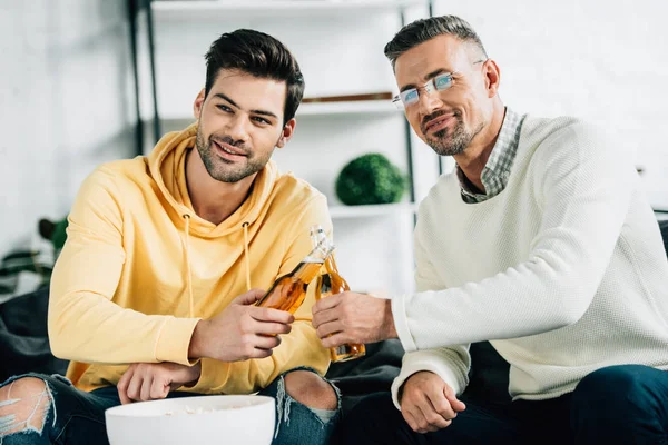 Sohn Und Erwachsener Vater Klingeln Wochenende Hause Mit Bierflaschen Und — Stockfoto