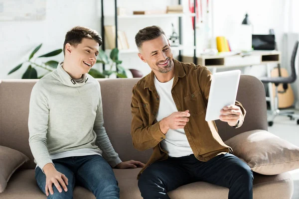 Happy Father Teen Son Using Tablet Sofa Home — Free Stock Photo