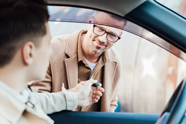 Красивий Веселий Батько Дає Ключ Автомобіля Підлітковому Синові Вулиці — стокове фото