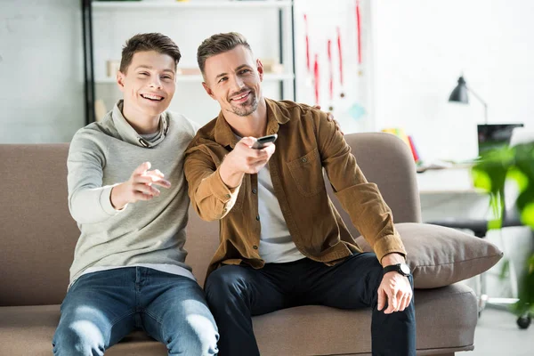 Lachende Vader Tiener Zoon Thuis Samen Kijken — Stockfoto