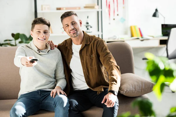 Sonriente Padre Adolescente Hijo Viendo Juntos Sofá Sala Estar — Foto de stock gratis