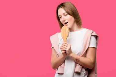 güzel kız holding saç fırçası ve pink izole şarkı 